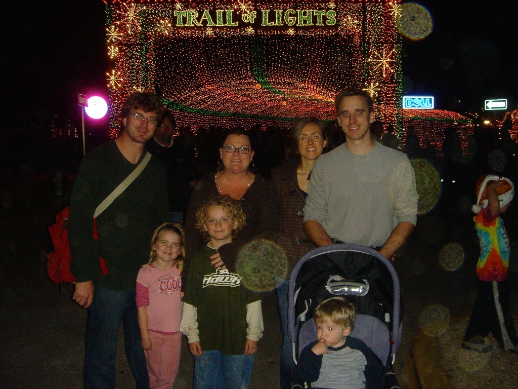 Hildebrand Christmas ScreenSaver/1024x768_2006-12-14-Trail-Of-Lights-12 24.jpg